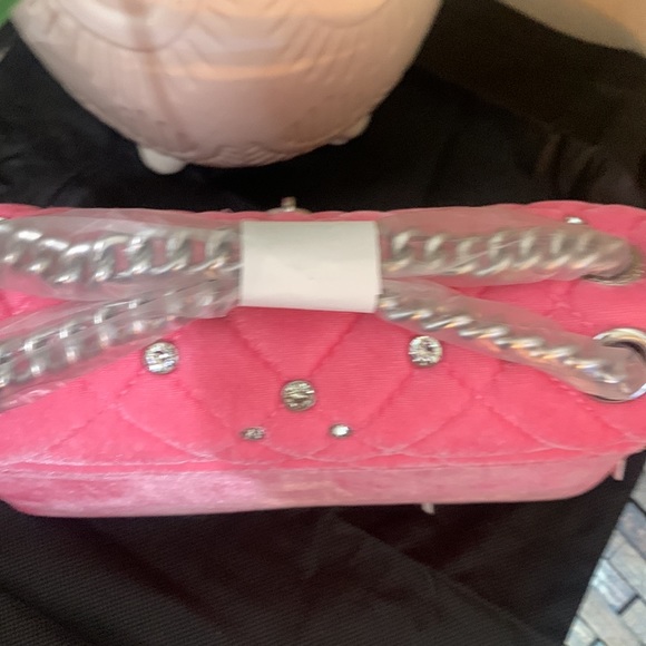 Kurt Geiger London Mini Braxton Velvet Shoulder Bag
KURT GEIGER LONDON - Picture 17 of 17